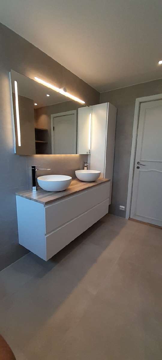 To bolleservanter på baderomsmøbel fra Vikingbad